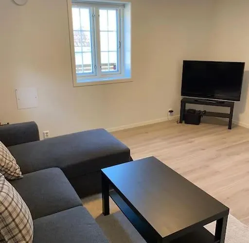 Moderne Og Fullt Utstyrt 3-rom Hageleilighet Sentrum Naer Apartament