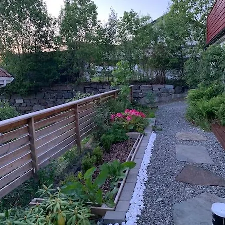 Moderne Og Fullt Utstyrt 3-rom Hageleilighet Sentrum Naer *