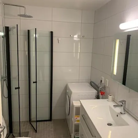 דירה Moderne Og Fullt Utstyrt 3-rom Hageleilighet Sentrum Naer *
