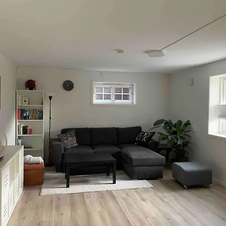 Moderne Og Fullt Utstyrt 3-rom Hageleilighet Sentrum Naer דירה *